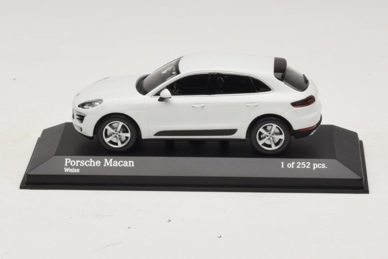 Porsche Macan 95B White Minichamps 1:43 410062601 Diecast