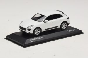 Porsche Macan 95B White Minichamps 1:43 410062601 Diecast — photo 2 of 4