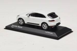 Porsche Macan 95B White Minichamps 1:43 410062601 Diecast — photo 3 of 4