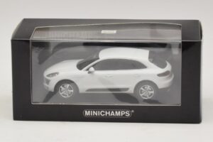 Porsche Macan 95B White Minichamps 1:43 410062601 Diecast — photo 4 of 4