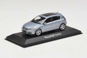 Vauxhall Astra H Sedan Light Blue Metallic Minichamps 1:43 ASTRA007 Diecast — photo 2 of 4