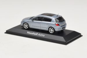 Vauxhall Astra H Sedan Light Blue Metallic Minichamps 1:43 ASTRA007 Diecast — photo 3 of 4