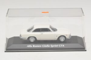 Alfa Romeo Giulia Sprint GTA White Maxichamps 1:43 940120441 Diecast — photo 4 of 5