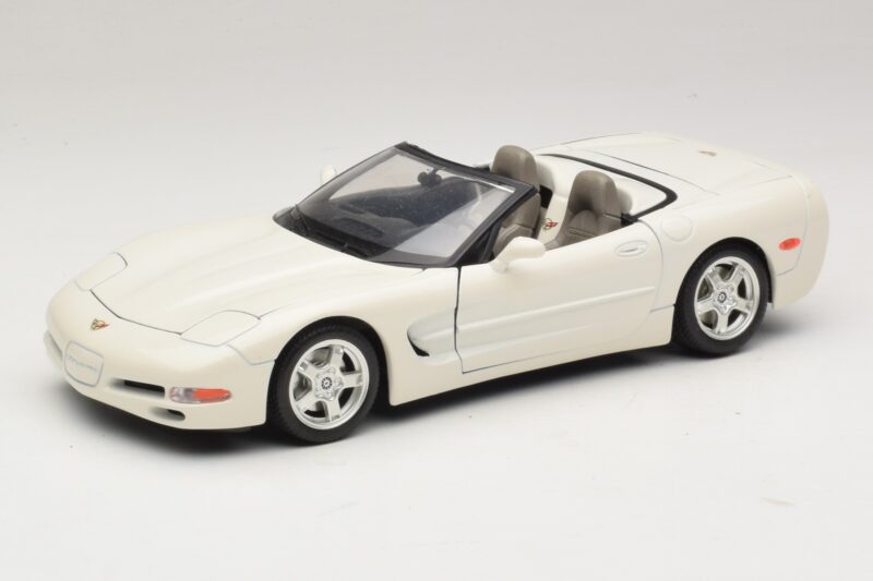 Chevrolet Corvette C5 Convertible White Bburago 1:18 3076-P1 Diecast
