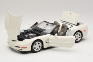 Chevrolet Corvette C5 Convertible White Bburago 1:18 3076-P1 Diecast — photo 2 of 8