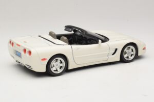 Chevrolet Corvette C5 Convertible White Bburago 1:18 3076-P1 Diecast — photo 3 of 8