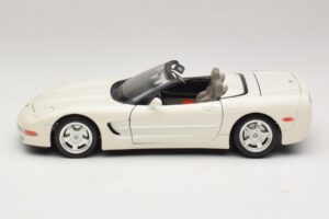 Chevrolet Corvette C5 Convertible White Bburago 1:18 3076-P1 Diecast — photo 4 of 8