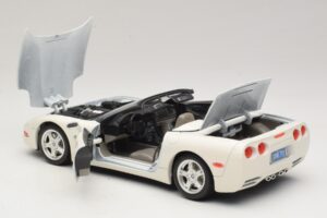 Chevrolet Corvette C5 Convertible White Bburago 1:18 3076-P1 Diecast — photo 5 of 8