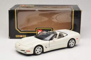 Chevrolet Corvette C5 Convertible White Bburago 1:18 3076-P1 Diecast — photo 8 of 8