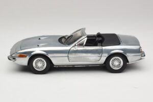 Ferrari 365 GTS Chrome Silver Hot Wheels 1:18 25738 Diecast — photo 4 of 8