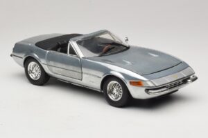 Ferrari 365 GTS Chrome Silver Hot Wheels 1:18 25738 Diecast — photo 6 of 8
