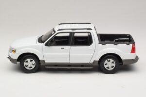 Ford Explorer Sport Trac White Maisto 1:18 36891 Diecast — photo 4 of 8