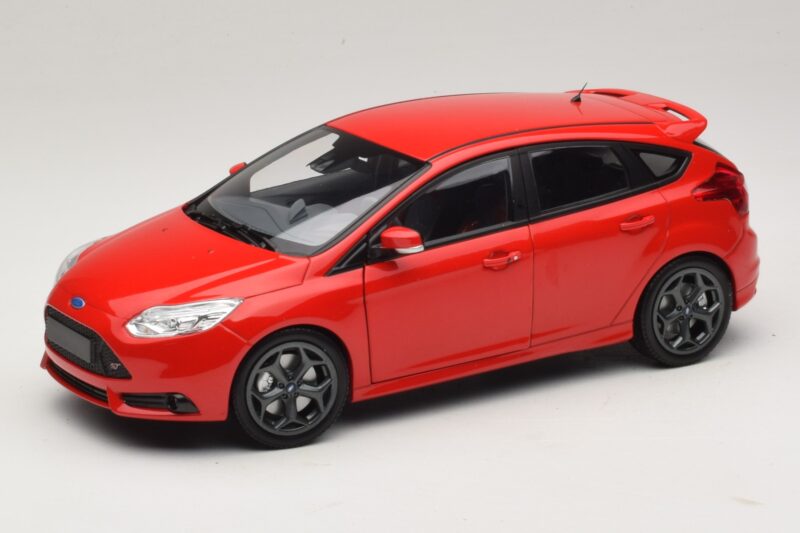 Ford Focus ST Mk2 Red Minichamps 1:18 110082002 Diecast