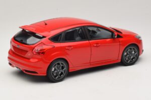 Ford Focus ST Mk2 Red Minichamps 1:18 110082002 Diecast — photo 3 of 8