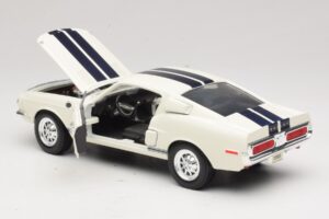 Ford Shelby GT500KR White Road Legends 1:18 92168 Diecast — photo 5 of 8