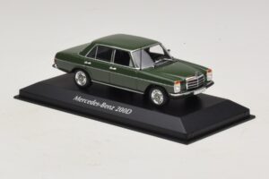 Mercedes 200D W115 Dark Green Maxichamps 1:43 940034001 Diecast — photo 3 of 5