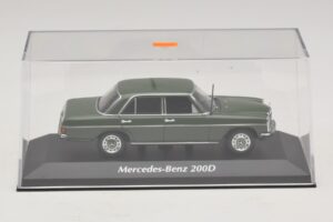 Mercedes 200D W115 Dark Green Maxichamps 1:43 940034001 Diecast — photo 4 of 5