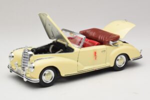 Mercedes 300S Cream Maisto 1:18 31806 Diecast — photo 2 of 8