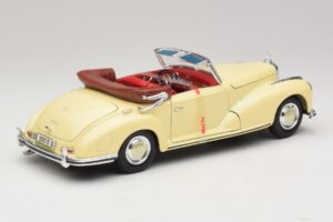Mercedes 300S Cream Maisto 1:18 31806 Diecast — photo 3 of 8