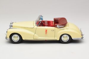 Mercedes 300S Cream Maisto 1:18 31806 Diecast — photo 4 of 8