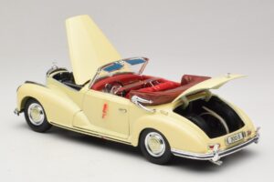 Mercedes 300S Cream Maisto 1:18 31806 Diecast — photo 5 of 8