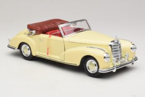 Mercedes 300S Cream Maisto 1:18 31806 Diecast — photo 6 of 8