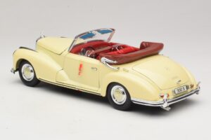 Mercedes 300S Cream Maisto 1:18 31806 Diecast — photo 7 of 8