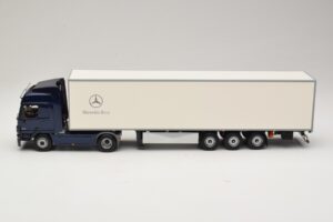 Mercedes Actros 1044 Blue Minichamps 1:43 B66000604 Diecast — photo 3 of 7