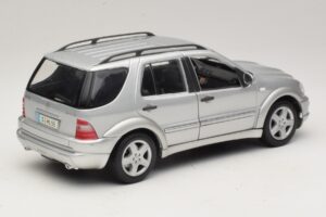 Mercedes ML55 AMG W163 Silver Maisto 1:18 31876-P1 Diecast — photo 3 of 8