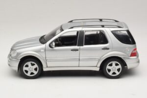 Mercedes ML55 AMG W163 Silver Maisto 1:18 31876-P1 Diecast — photo 4 of 8
