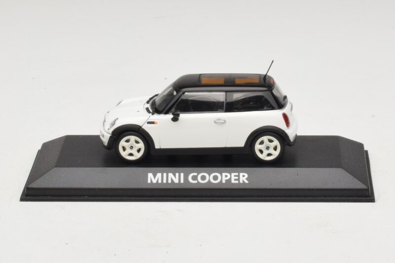 Mini Cooper S R53 White With Black Roof Minichamps 1:43 Mini Cooper S R53 White With Black Roof Minichamps 1:43 MINI027 Diecast
