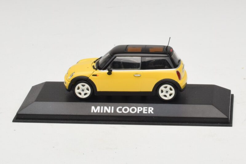Mini Cooper S R53 Yellow With Black Roof Minichamps 1:43 Mini Cooper S R53 Yellow With Black Roof Minichamps 1:43 MINI031 Diecast