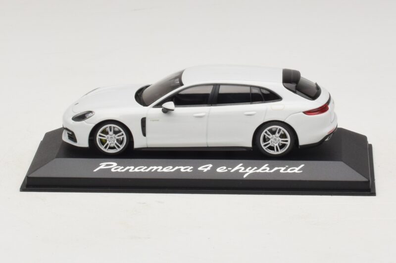 Porsche Panamera 971 4 E-Hybrid White Minichamps 1:43 WAP0207620H Diecast