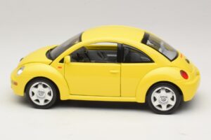 Volkswagen New Beetle A4 Yellow Bburago 1:18 3302 Diecast — photo 4 of 8