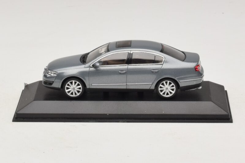 Volkswagen Passat B6 Grey Metallic Minichamps 1:43 PASSAT006 Diecast