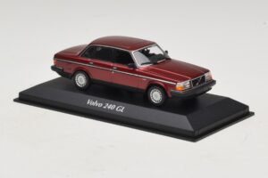 Volvo 240 GL Dark Red Metallic Maxichamps 1:43 940171401 Diecast — photo 3 of 5